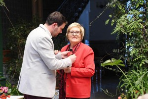 Momento de entrega del premio por parte de Mario Cervera